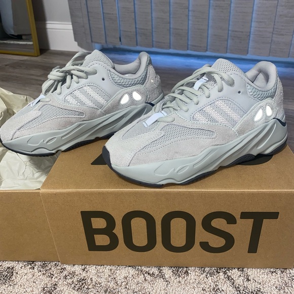 Yeezy Boost 700 - Picture 3 of 4